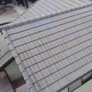 セメント瓦（モニエル瓦・コンクリート瓦）は塗装が必要？劣化症状・雨漏り・葺き替え事例まで専門店が解説