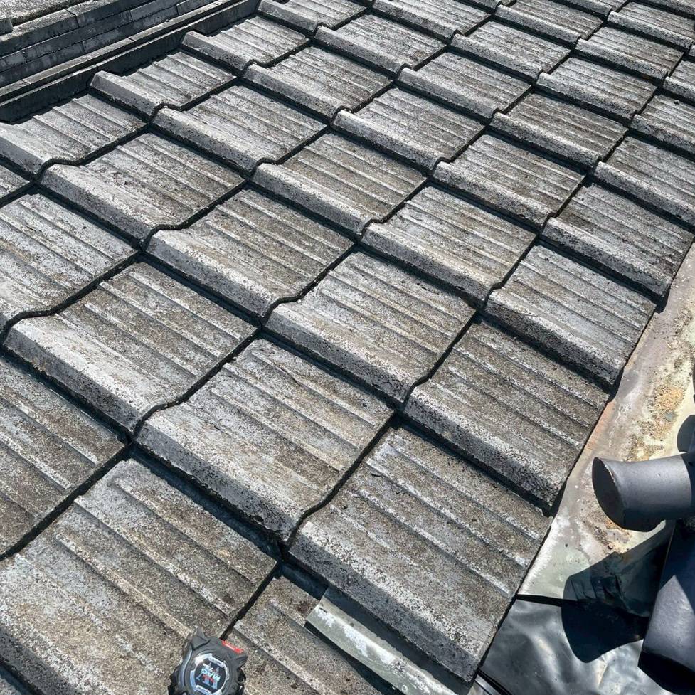 瓦なのに塗装が必要なセメント瓦の劣化事例