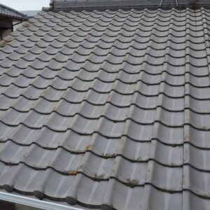 劣化によりひび割れや欠けが発生したセメント瓦