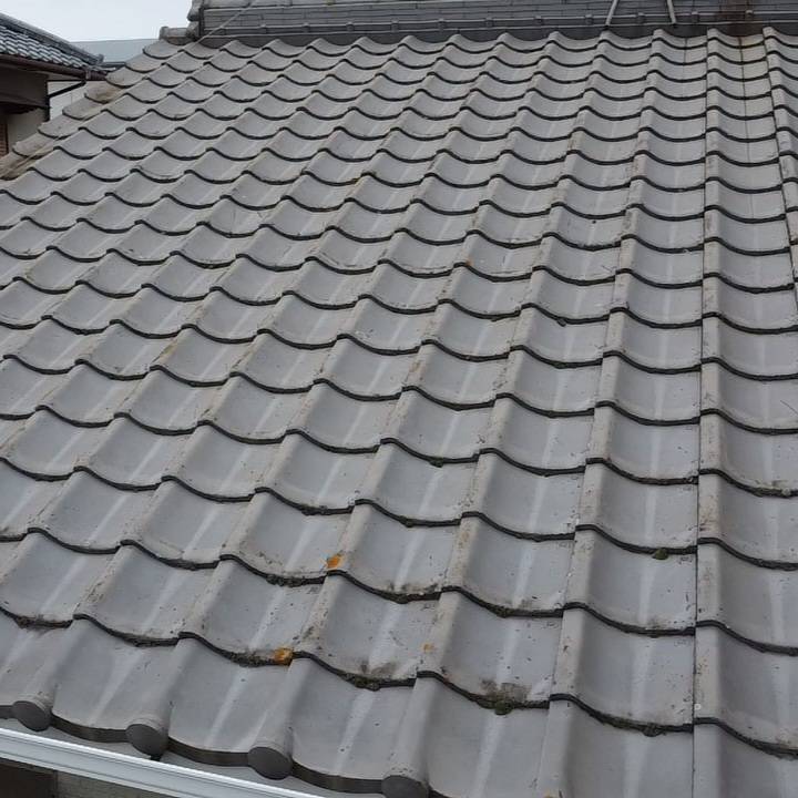 劣化によりひび割れや欠けが発生したセメント瓦