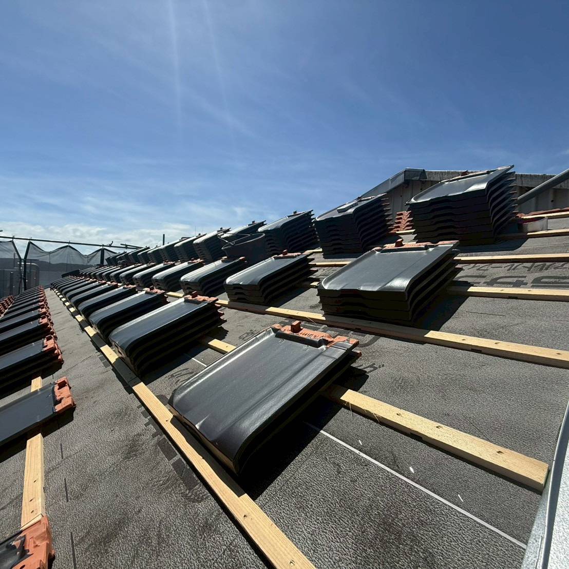 セメント瓦屋根モニエル瓦の状態確認後、カバー工法不可判断のための葺き替え工事