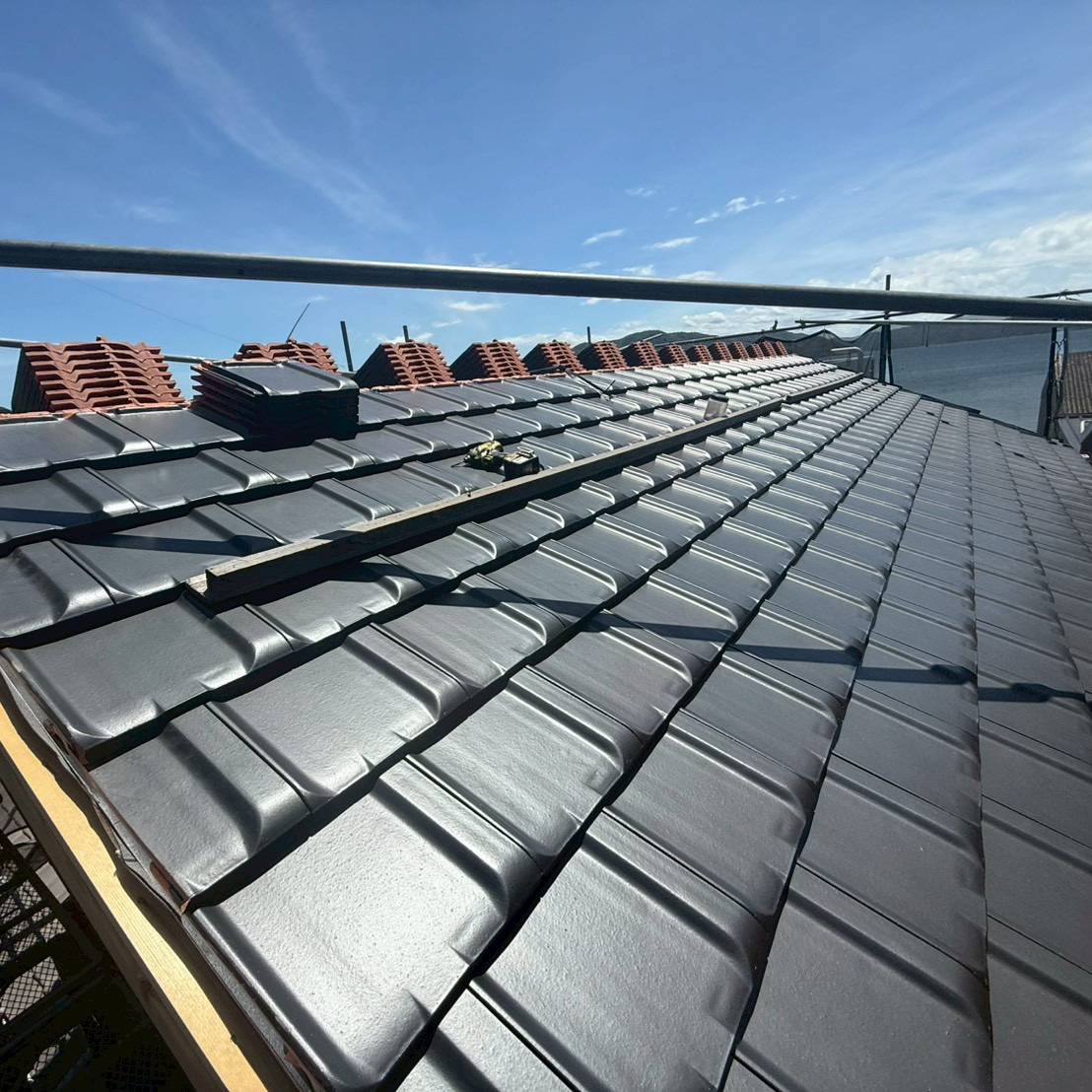 セメント瓦屋根モニエル瓦の状態確認後、カバー工法不可判断のための葺き替え工事
