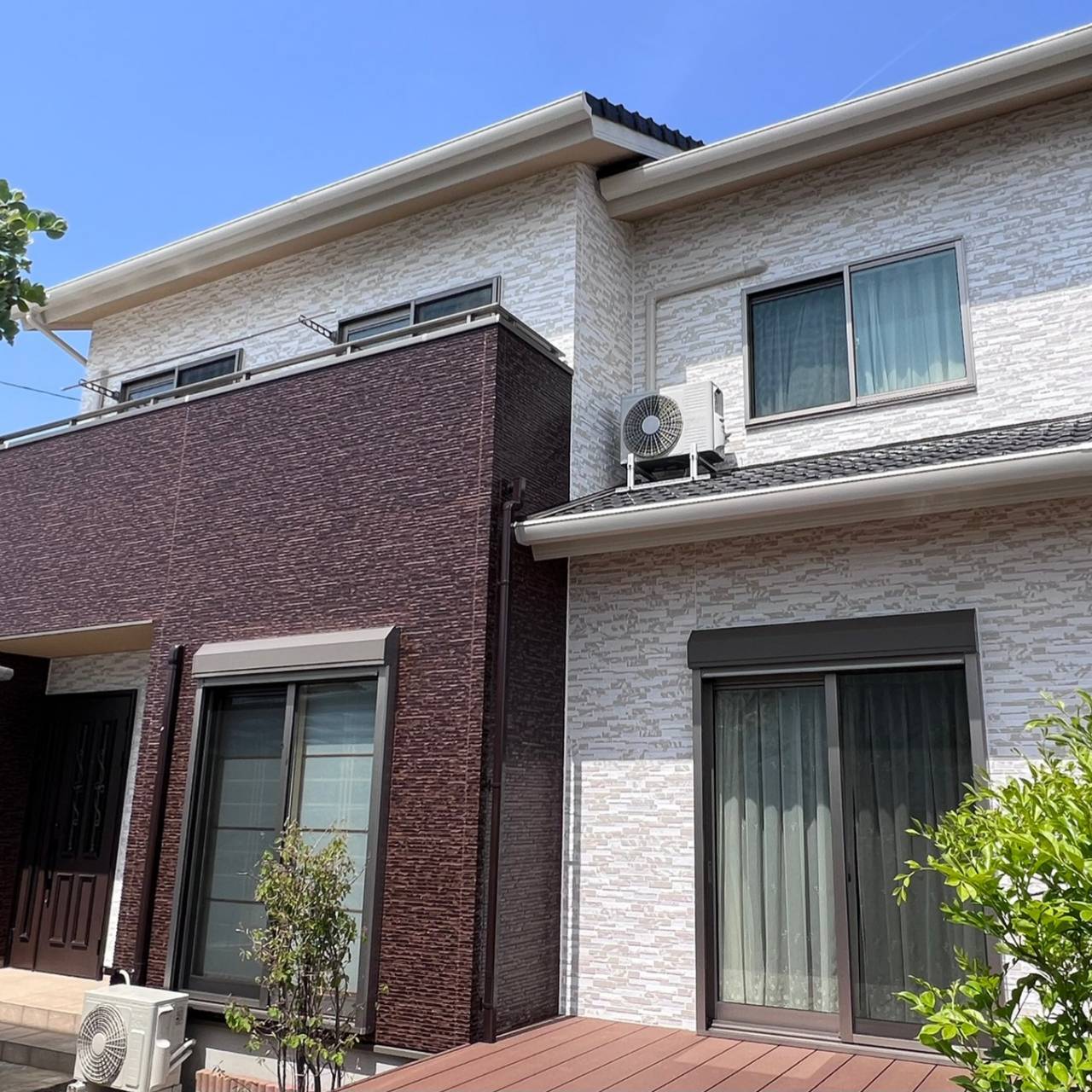 タイル調塗装施工後で高級感を出した外壁