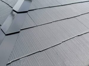 スレート屋根の縁切りとは？屋根材の重なり部分に隙間を確保する施工イメージ