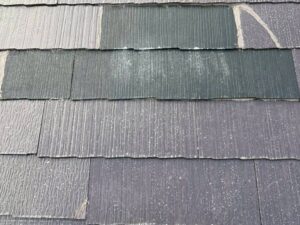 劣化状況を確認し縁切りの必要性を判断するスレート屋根
