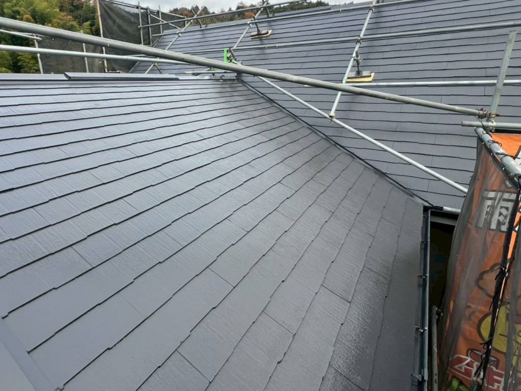 屋根塗装後のスレート屋根、縁切り施工による雨漏り防止と長寿命化