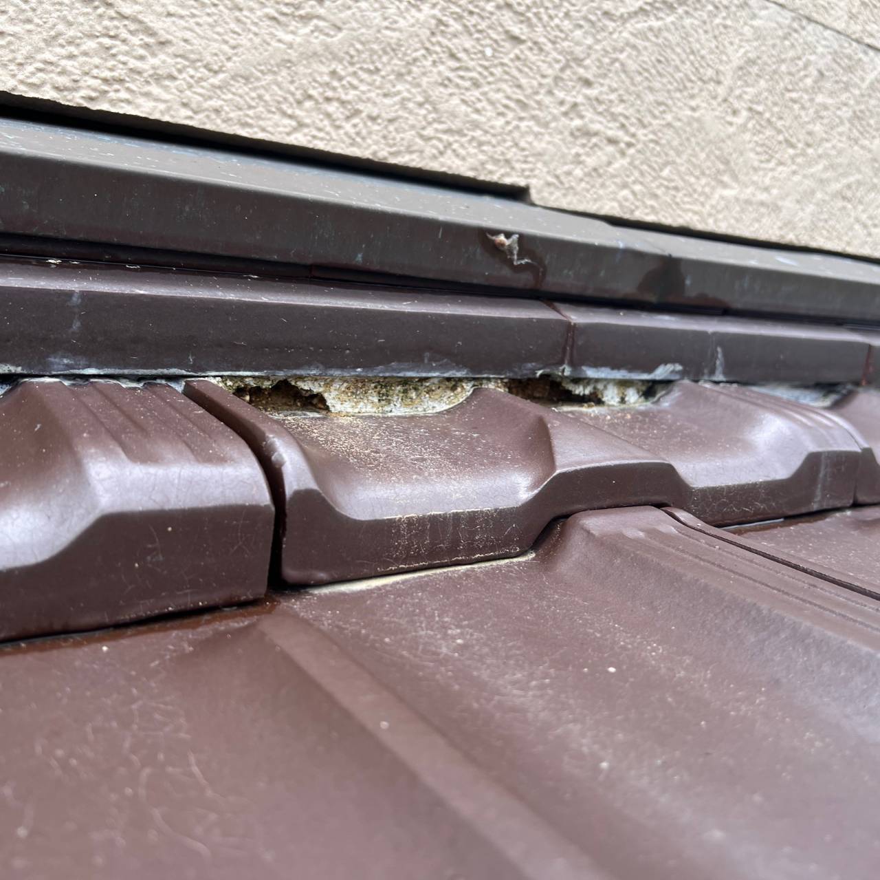 防災瓦イーグルエクサでも発生した棟部分の不具合・雨漏り調査事例 香川県愛媛県