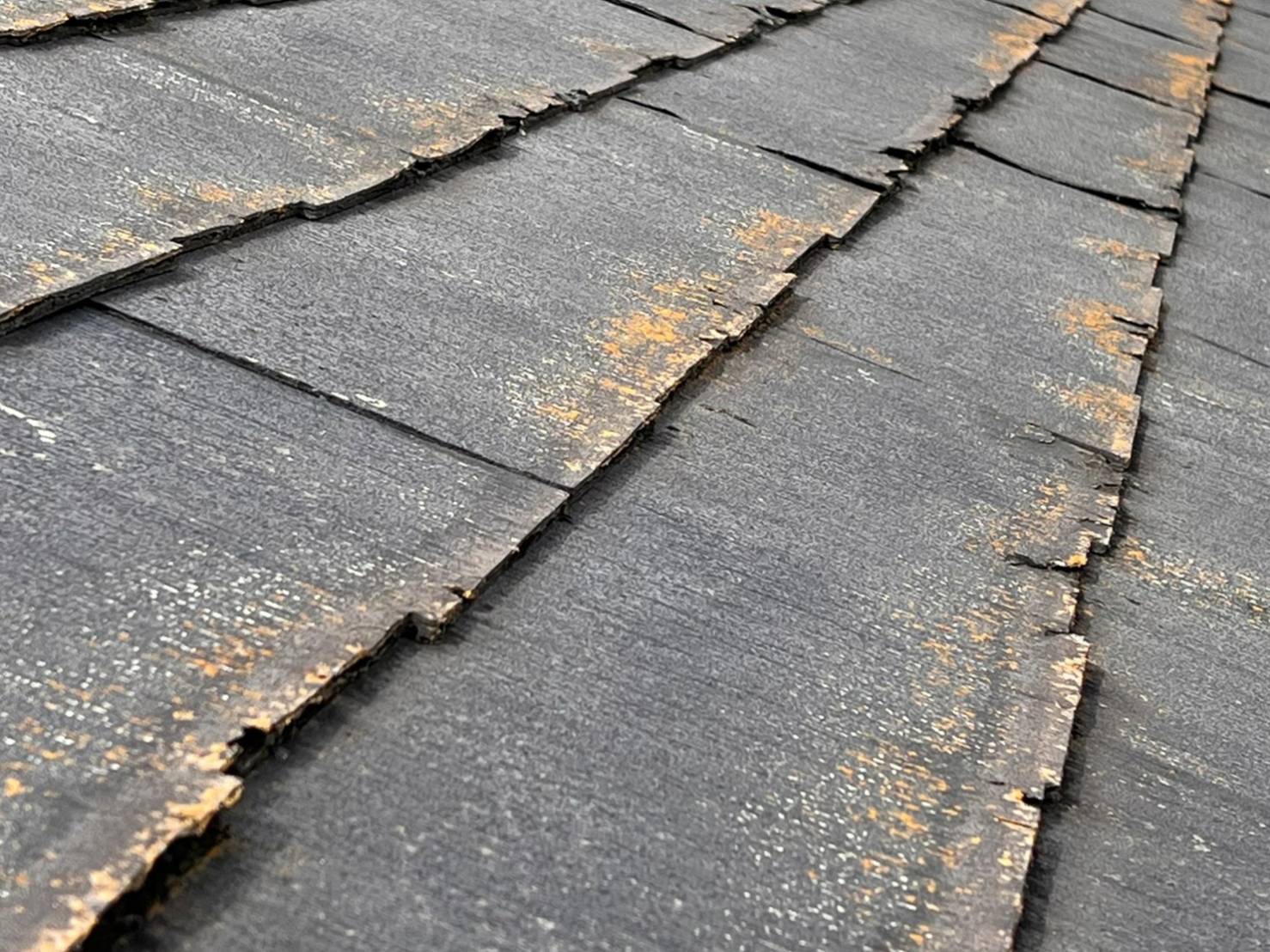 塗装工事できない屋根材パミールの層状剥離｜香川県愛媛県 雨漏り調査