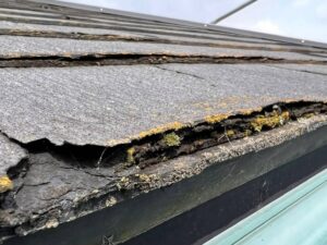 パミール屋根の層状剥離と欠け|塗装できない屋根材の劣化症状|香川県・愛媛県
