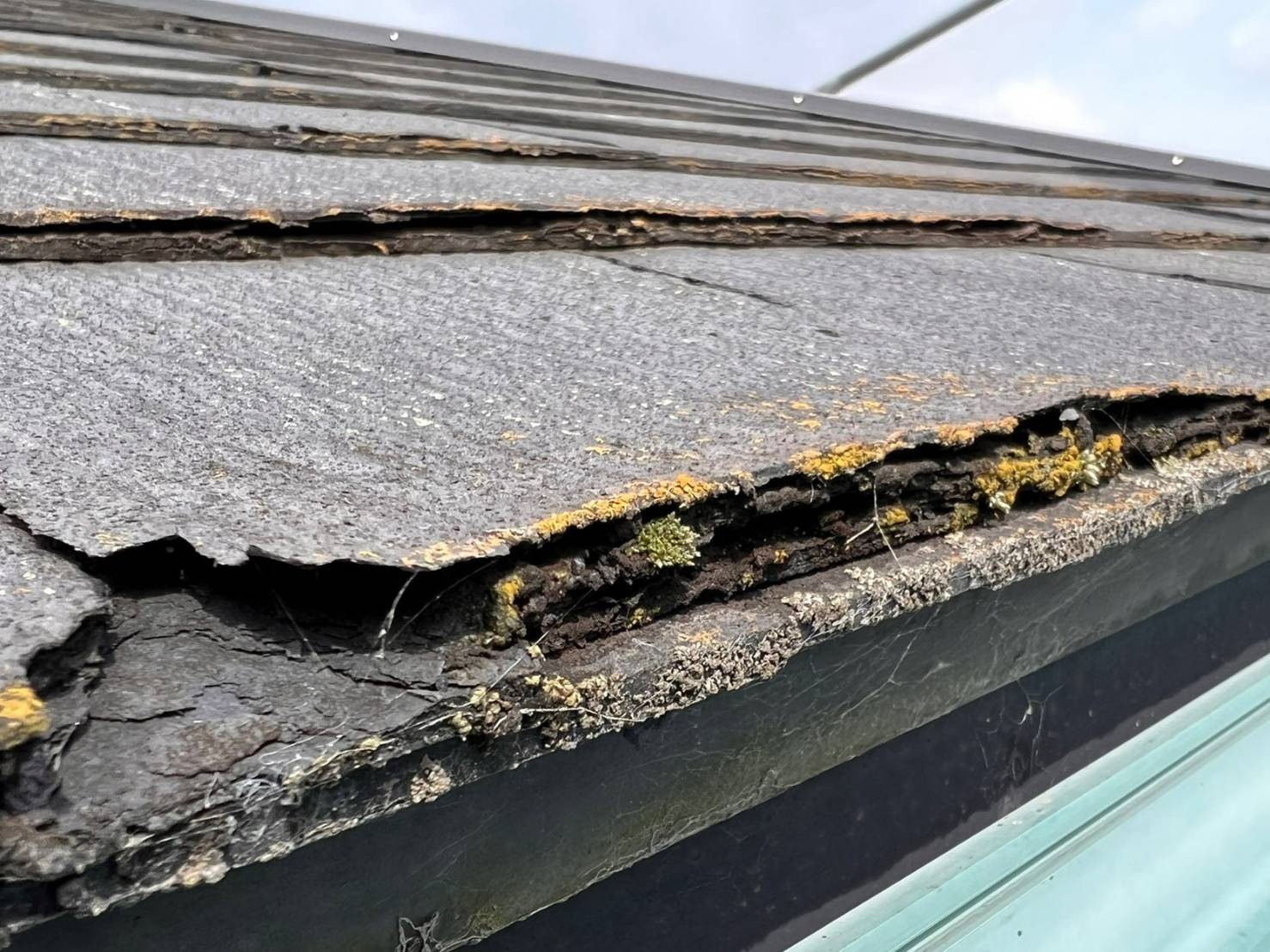 塗装工事できない屋根材パミールの層状剥離｜香川県愛媛県 雨漏り調査