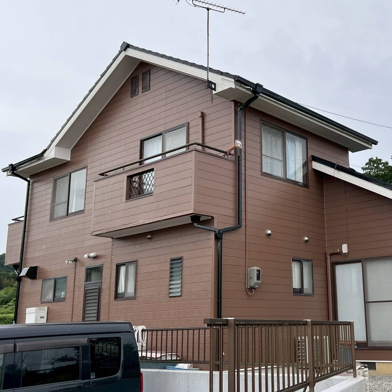 外壁塗装のビフォーアフターで見る色選びの違い明るいところで見る色味