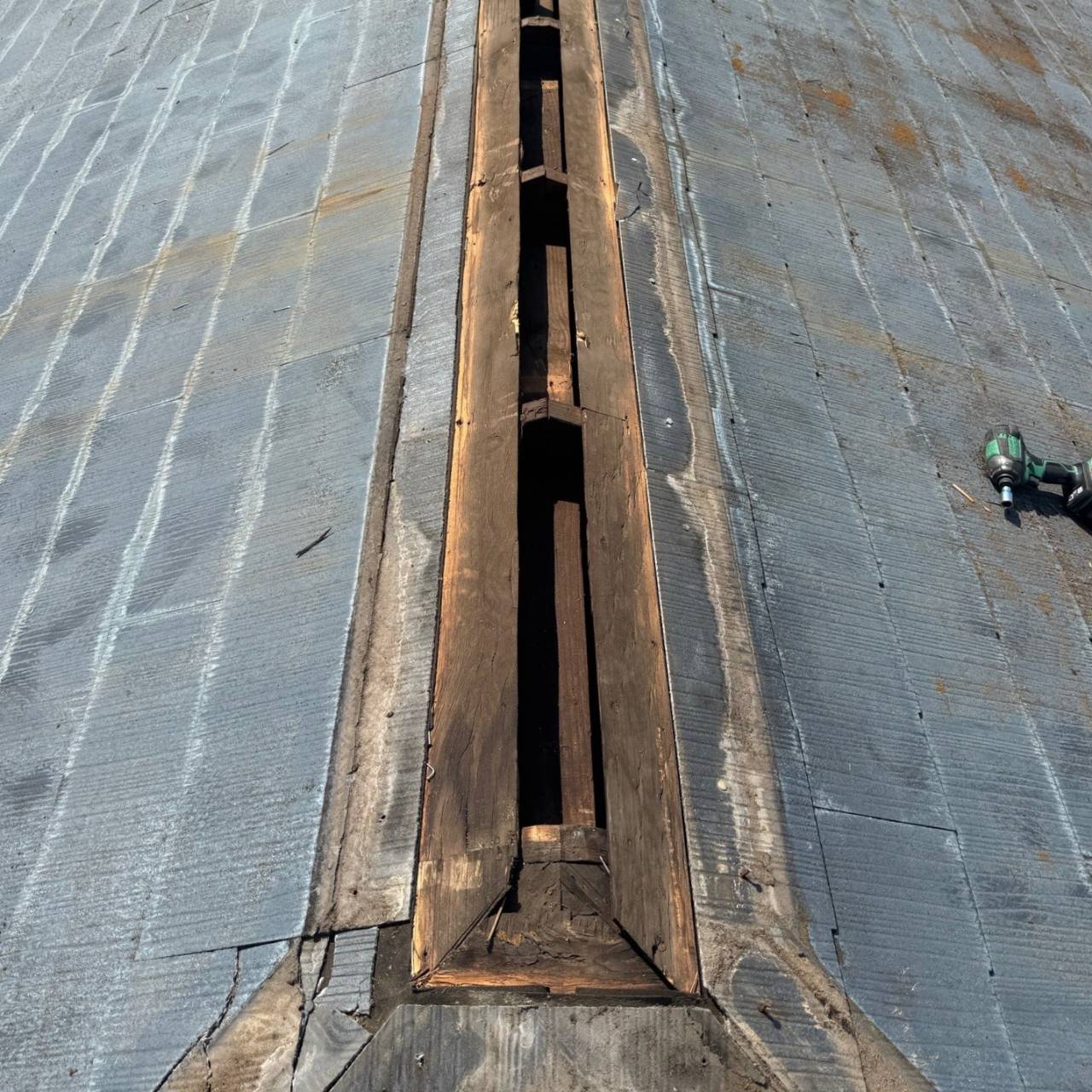 香川県三豊市で行った屋根カバー工法の棟板金撤去作業