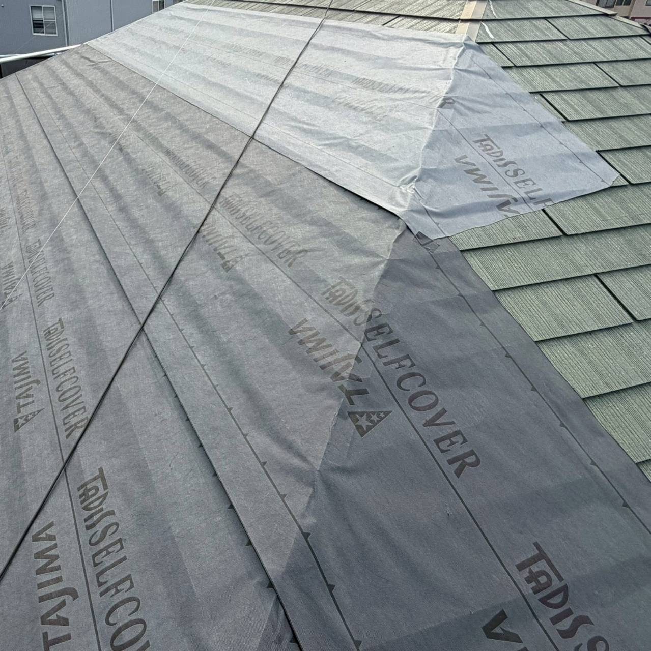 香川県三豊市で施工した屋根カバー工法の改質アスファルトルーフィング施工