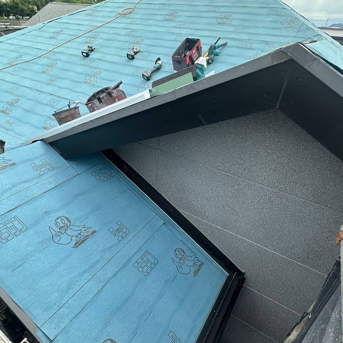 香川県三豊市の戸建て住宅で行った屋根カバー工法の軒先板金施工