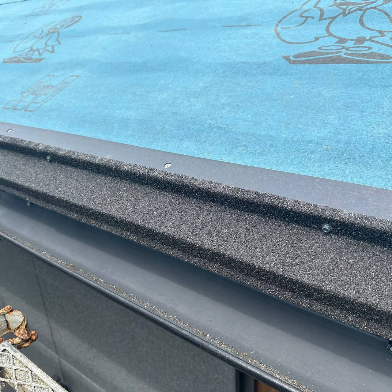 香川県三豊市の戸建て住宅で行った屋根カバー工法のケラバ板金施工