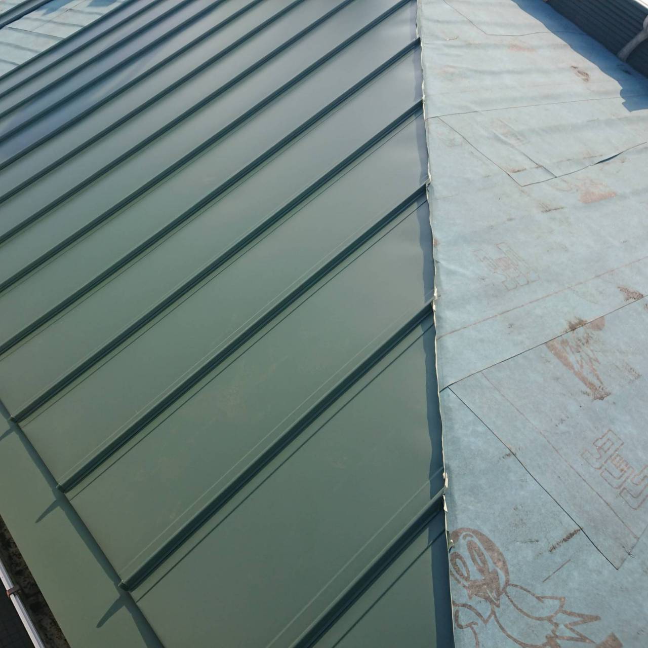 香川県丸亀市で施工したガルバリウム鋼板屋根カバー工法の本体施工工程