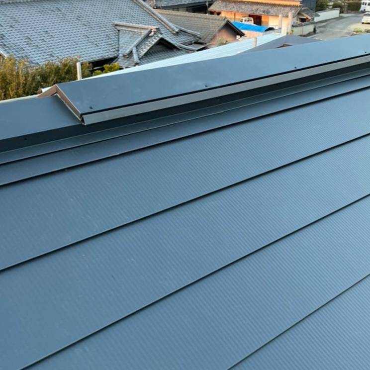 香川県三豊市で施工した屋根カバー工法の棟板金ビス固定作業