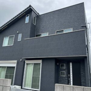タイル調塗装でおしゃれに仕上げた外壁モダンで洗練された印象