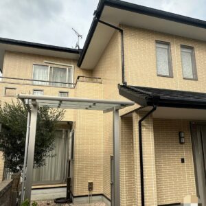 タイル調塗装でおしゃれに仕上げた外壁温かみのある落ち着いた外観