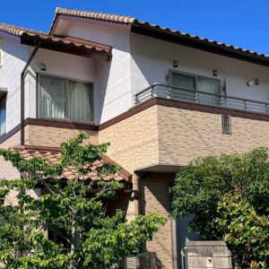 タイル調塗装でおしゃれに仕上げた外壁温かみのある落ち着いた外観