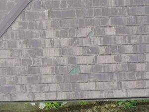 スレート屋根の割れや欠けが発生した劣化状態(塗装では対応困難な症状)