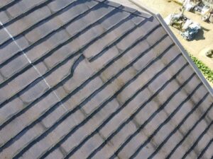 ドローンを使用した現地調査で分かった屋根材のひび割れ・欠け