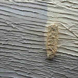 インディフレッシュセラで施工中のつや消し仕上げの外壁