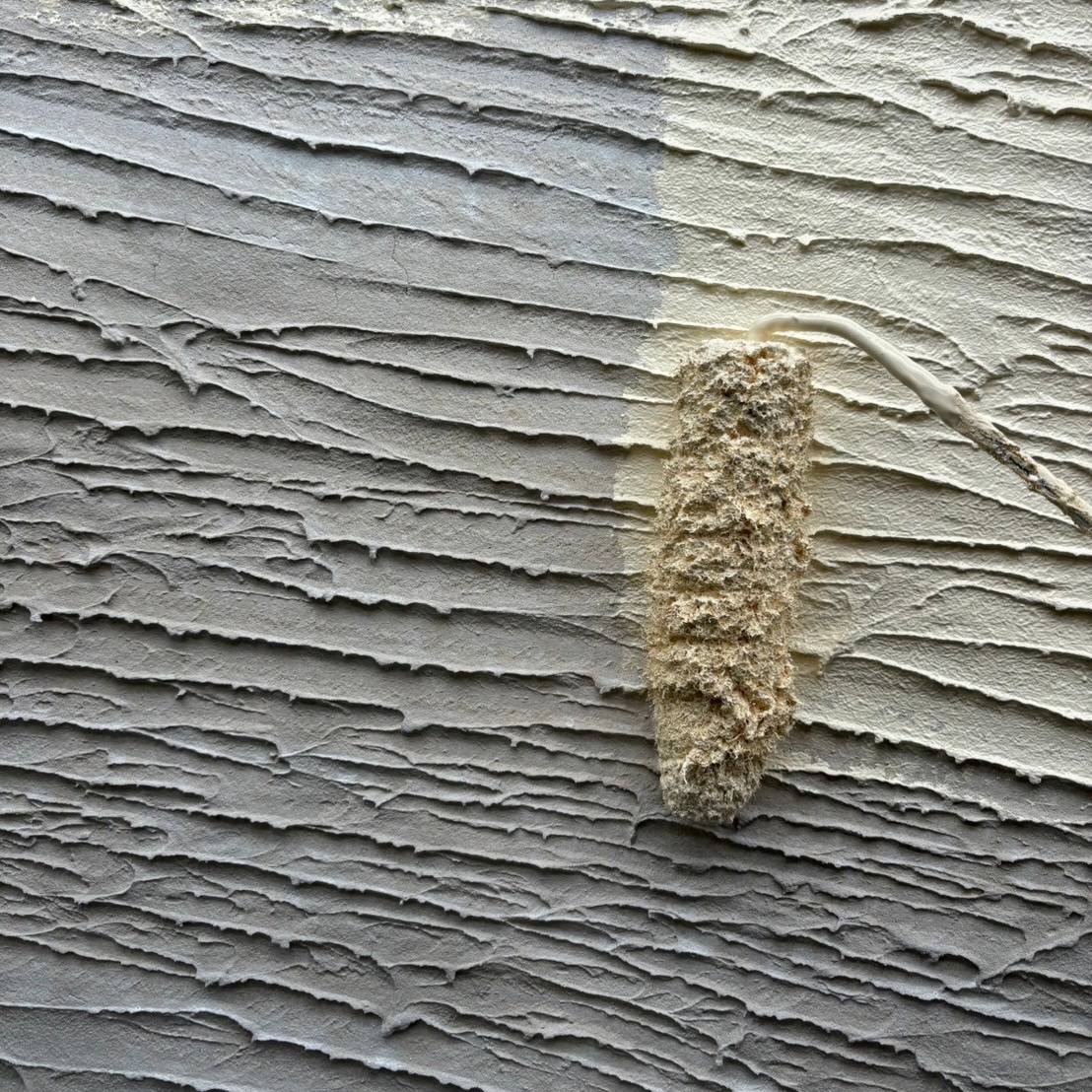 インディフレッシュセラで施工中のつや消し仕上げの外壁