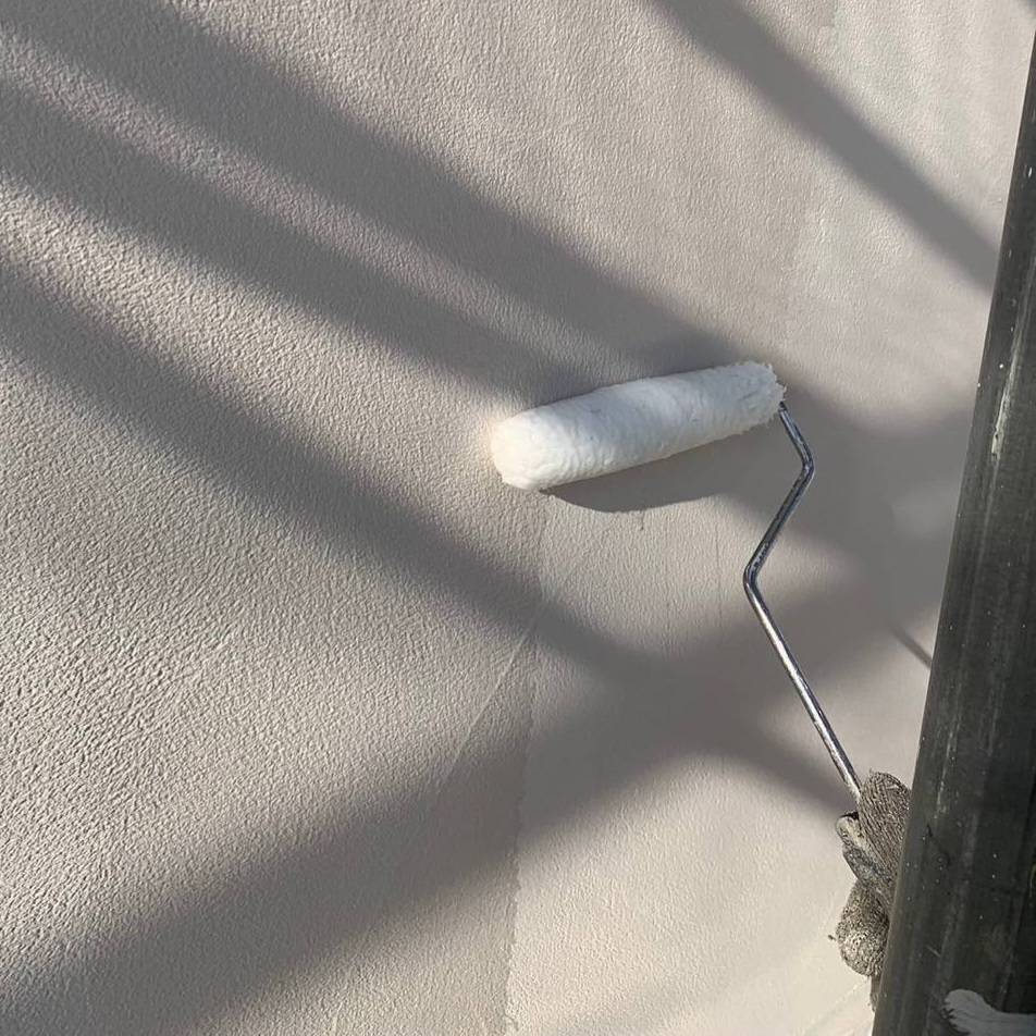 インディフレッシュセラで施工中のつや消し仕上げの外壁