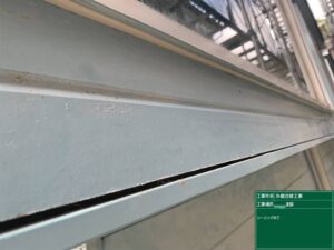 外壁コーキング打ち替え工事の施工工程 撤去から充填まで(コーキング充填後ヘラ押さえ)