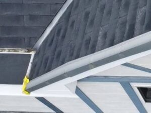 ドローン点検で確認した棟板金の浮きや釘抜け