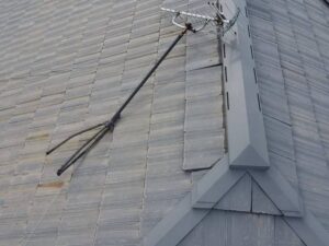 ドローン点検で確認した屋根のアンテナや雪止め金具