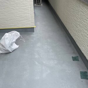 FRP防水工事工程③ 既存トップコートをサンダーなどを使用し表面を削り、新規防水材が密着しやすい状態にする
