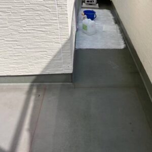 FRP防水工事工程④ 新しく防水層を形成するためのガラス繊維マットを敷き込む
