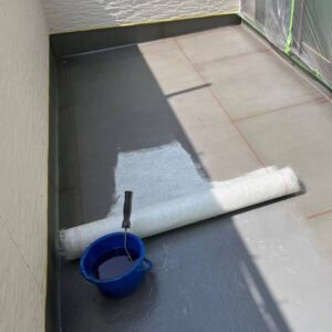 FRP防水工事工程⑤ ガラスマットにポリエステル樹脂を含浸させ、硬化させる