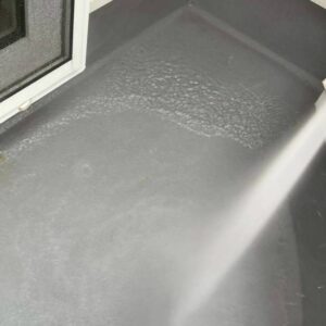 FRP防水工事工程② 高圧洗浄・下地処理で、汚れや旧塗膜を除去します